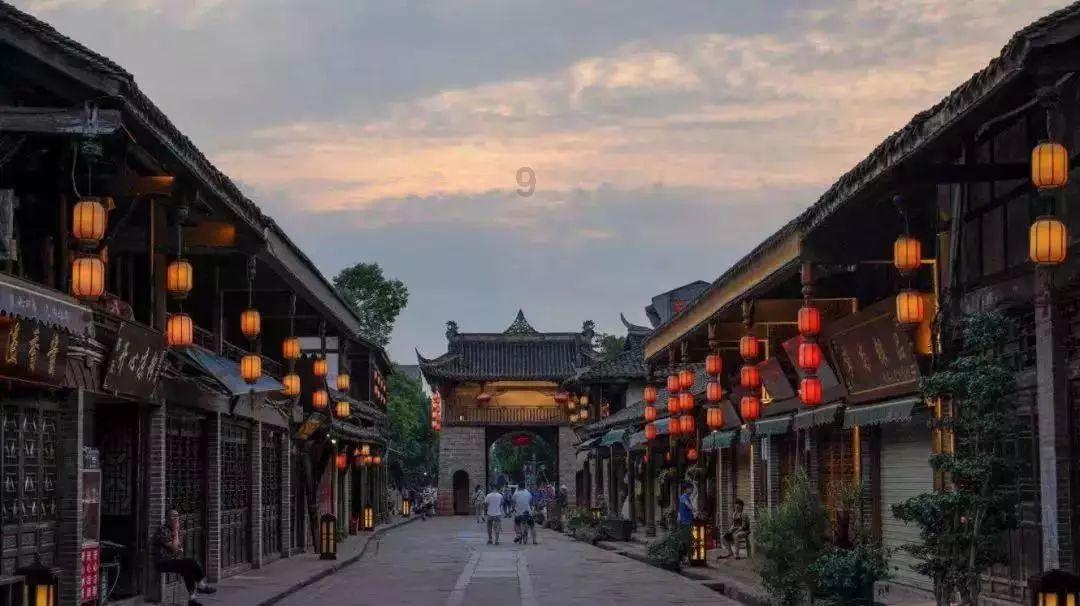 逃离废弃的卡车场
